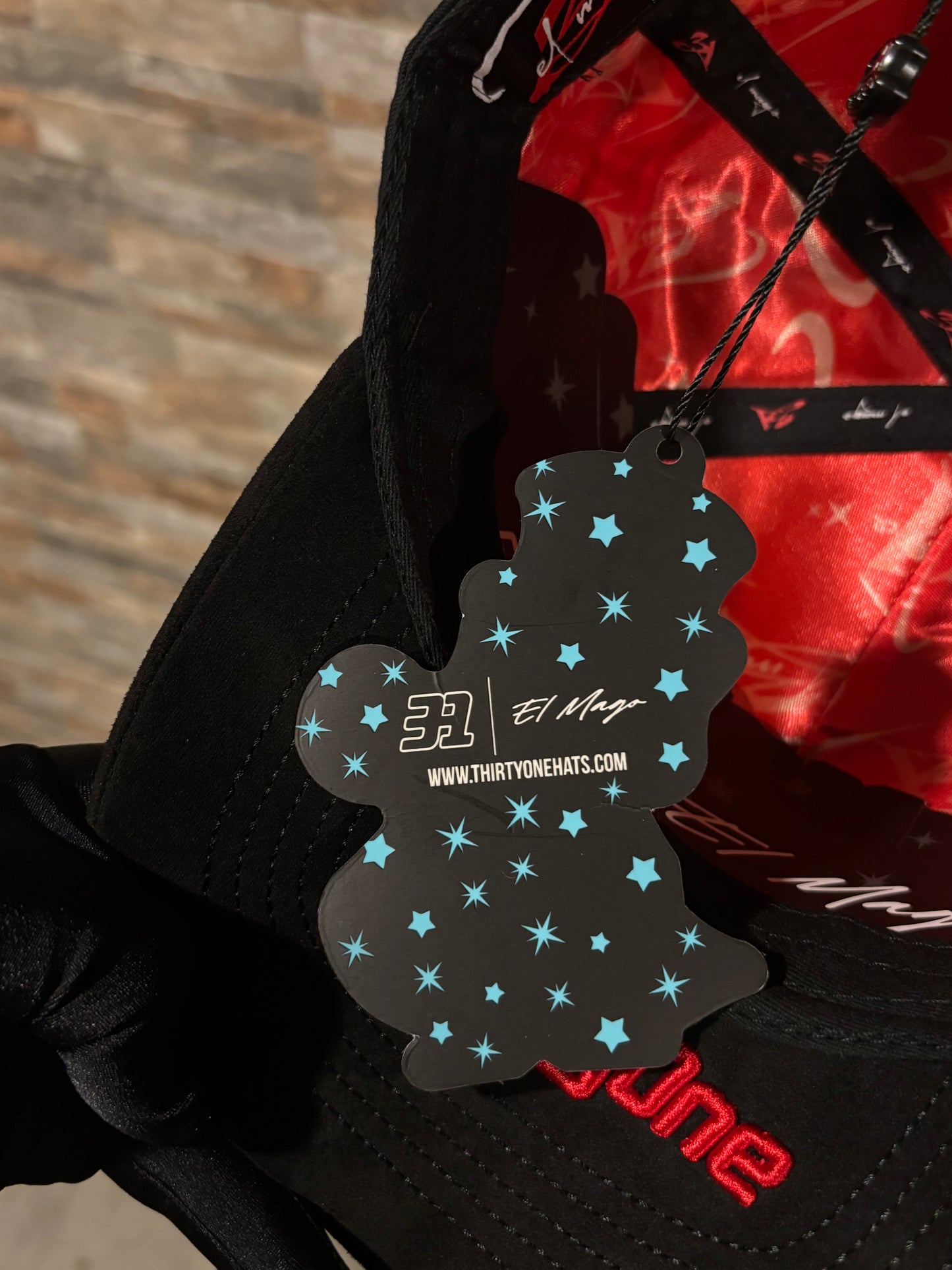 31 Hats | El mago + Etiqueta